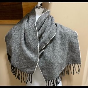 NWOT Casmere Blend scarf black and white herringbone pattern